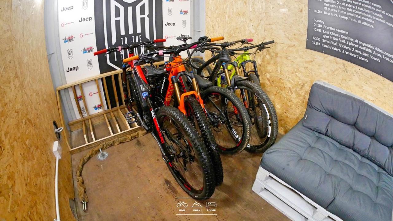 Bike Park Lodge Merthyr Tydfil Exteriör bild